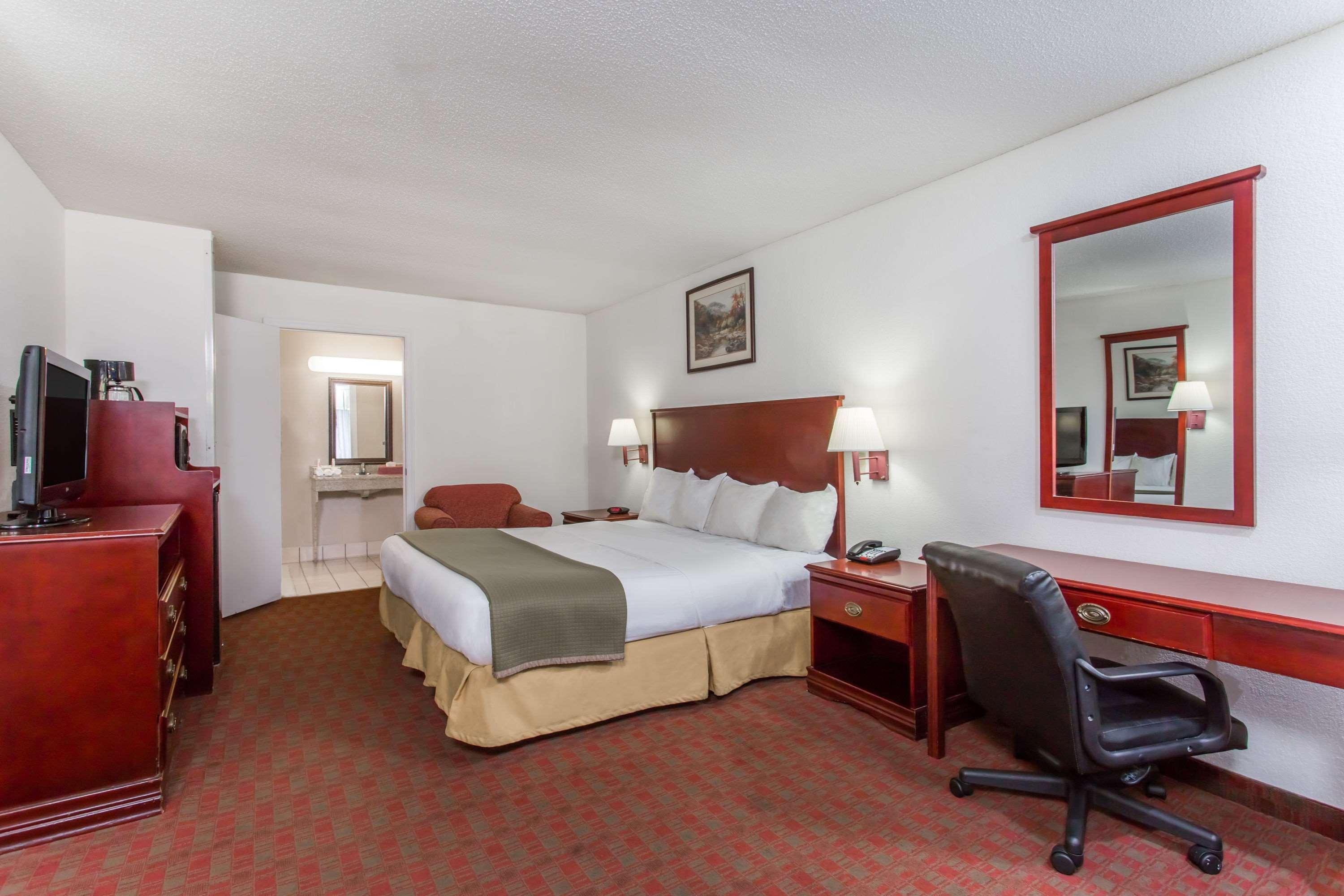 Baymont Inn & Suites Manning Exteriör bild